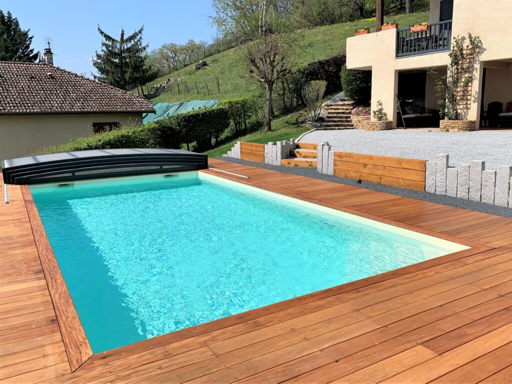 Piscine maconnée et réalisation d'une terrasse en bois exotique Saint Marcel Bel Accueil