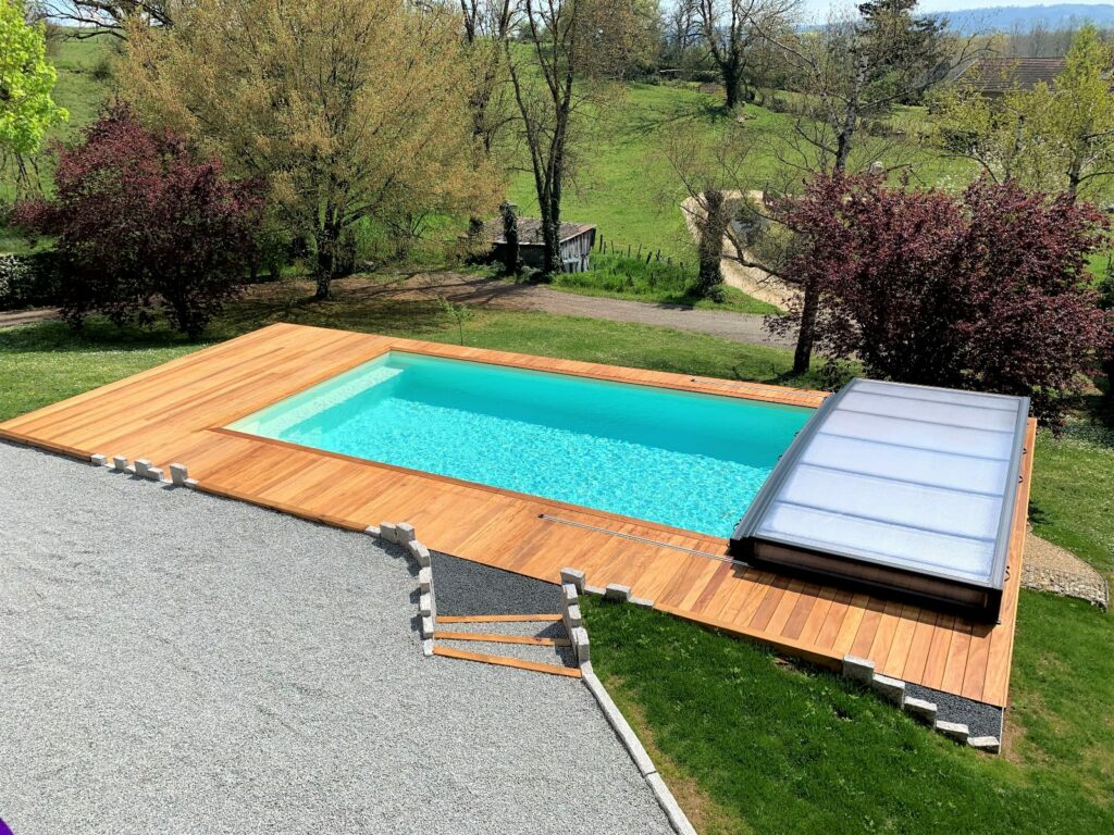 Piscine maconnée et réalisation d'une terrasse en bois exotique Saint Marcel Bel Accueil